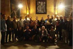 Eka Santosa berfoto bersama seusai membahas illegal fishing pada malam pergantian tahun baru 2015.